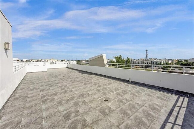 Building Photo - 110 SE 2nd St