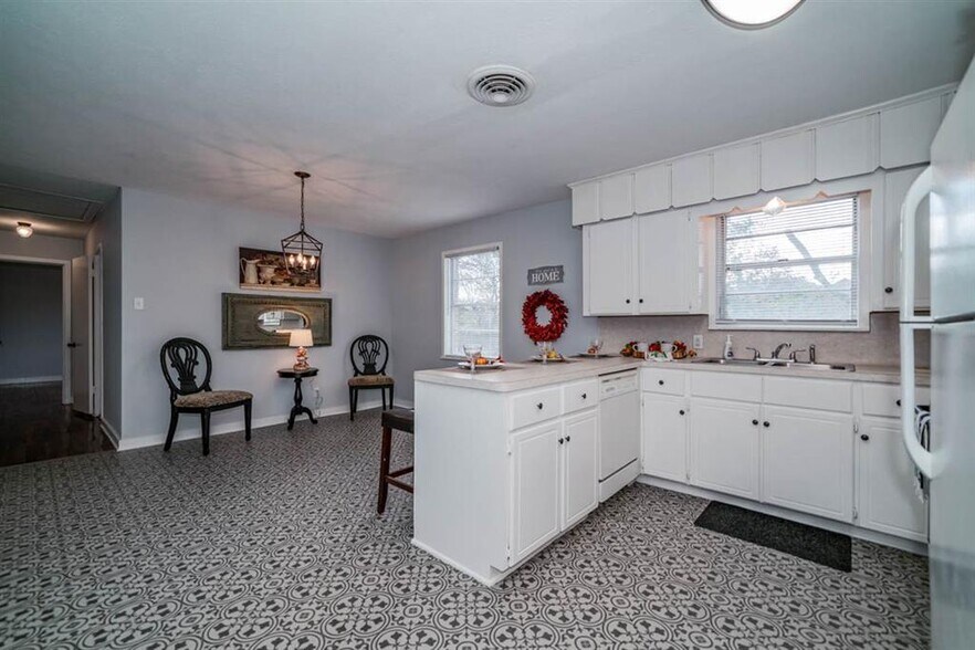 Kitchen - 812 Glencrest Ln