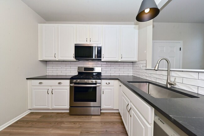 Building Photo - 2562 Golf Ridge Cir