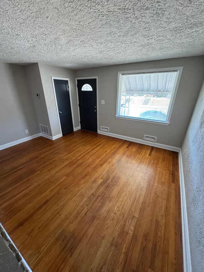 Building Photo - Super Fresh 3BR Townhome on Searles Rd for...