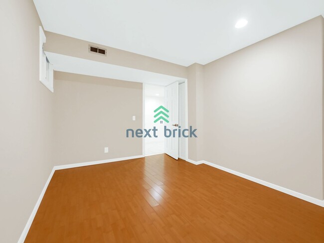 Building Photo - 3 Bed and 3 Bath Beacon Hill Single-family...