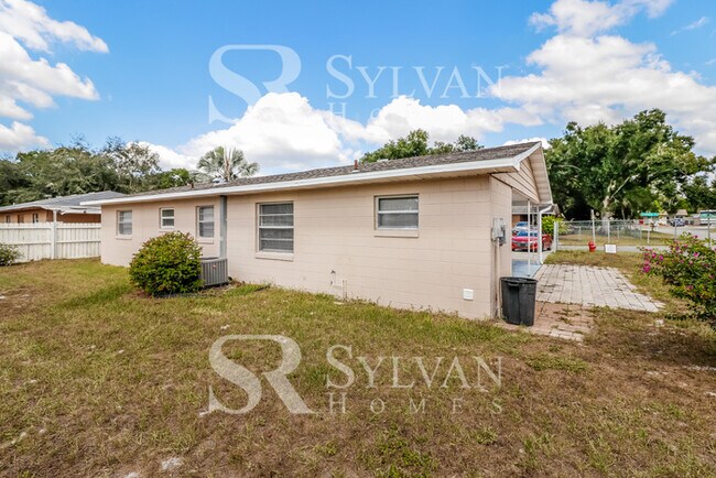 Building Photo - Welcome home to this 3 bedroom, 1 bathroom home