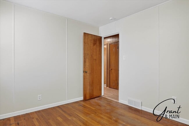 Building Photo - 3 bedroom 2 bath