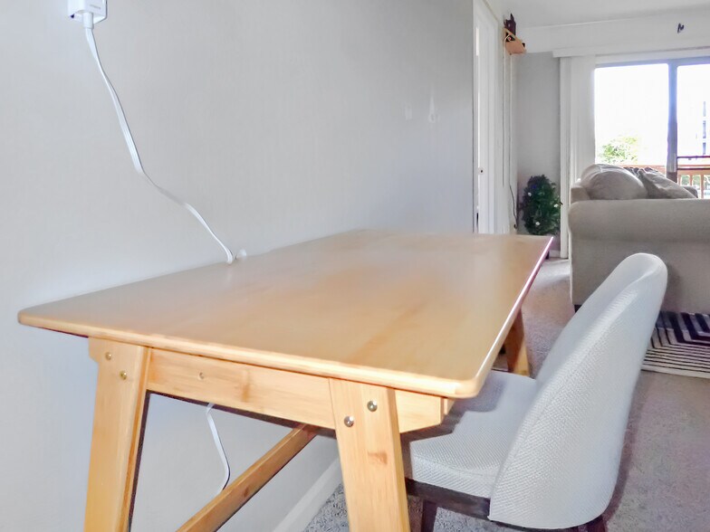 Work-station, High-speed Wi-Fi included. - 3601 Saint Johns Ct