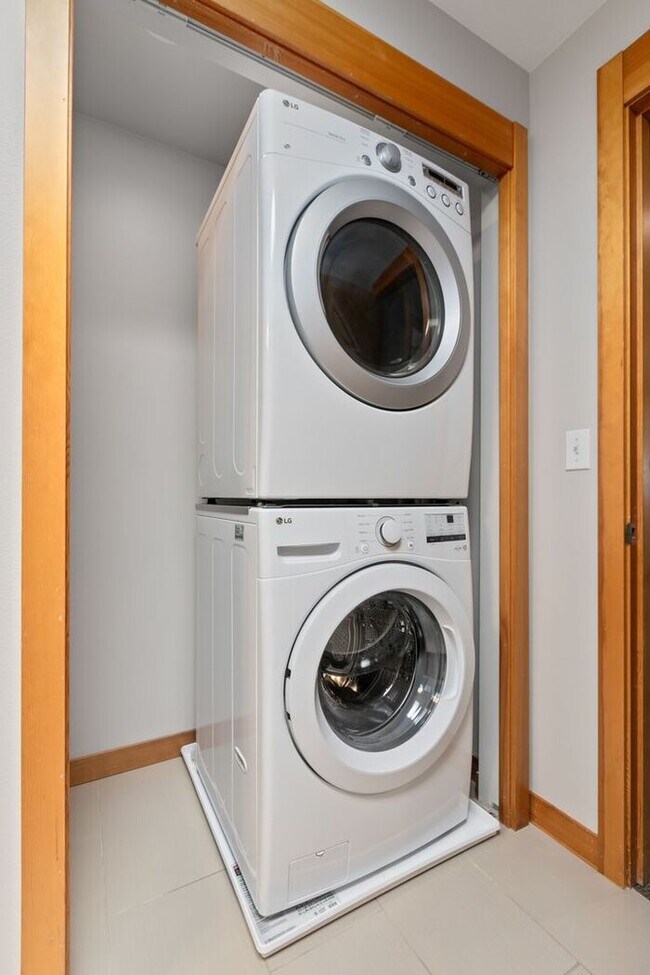 Building Photo - Air Conditioned West Seattle Live/Work Tow...