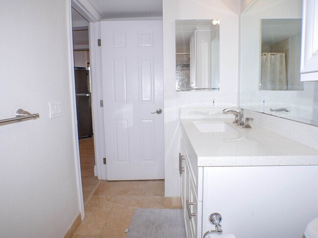 Building Photo - RARE Offering 2BD/2BA - Condo of secured building in highly sought after Boutique Bella Capri bui...