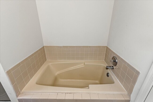 Building Photo - SHORT-TERM RENTAL