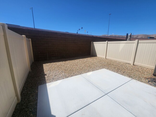 Building Photo - Charming 3BR/2.5BA Home in Las Vegas – Uti...