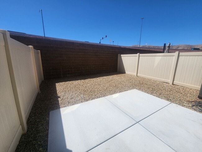 Building Photo - Modern Comfort Meets Vegas Vibes! – Utilit...