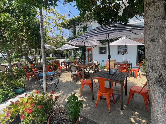 Building Photo - 3000 Riomar St