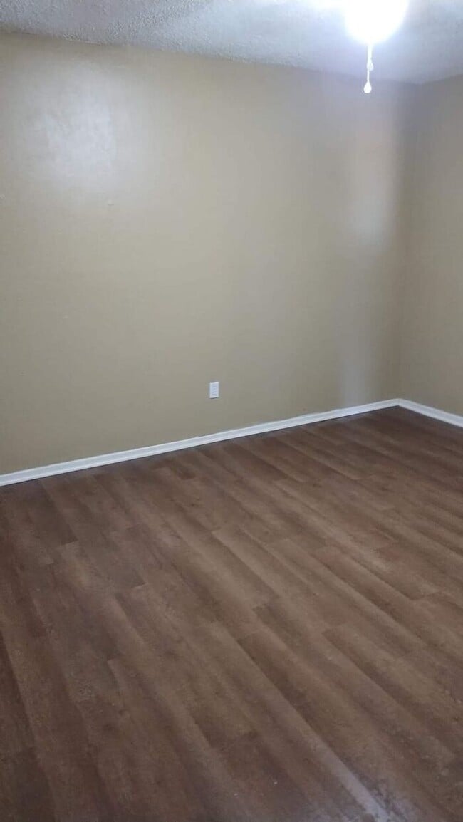 Building Photo - Welcome Home to Jefferson Square Apartments!