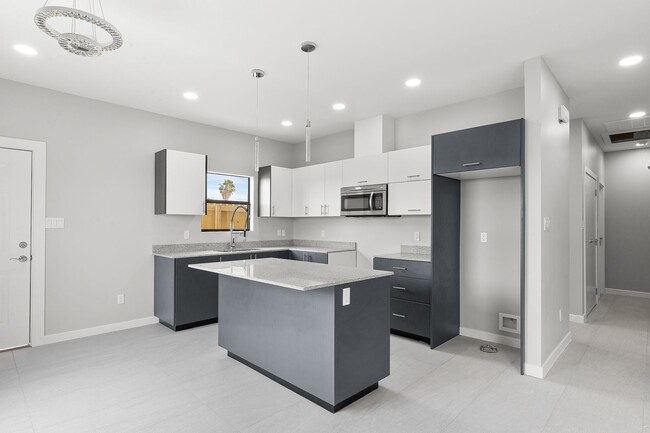 Building Photo - 2014 Summerland Ln