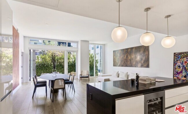 Building Photo - 9000 W 3rd St