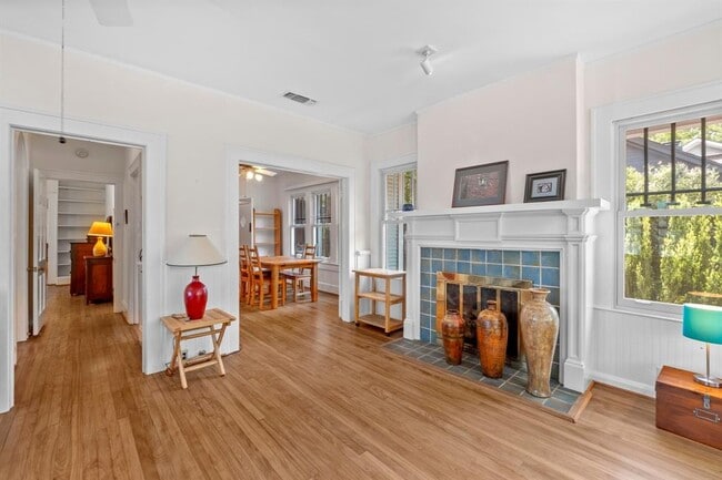 Building Photo - 205 W 32nd St