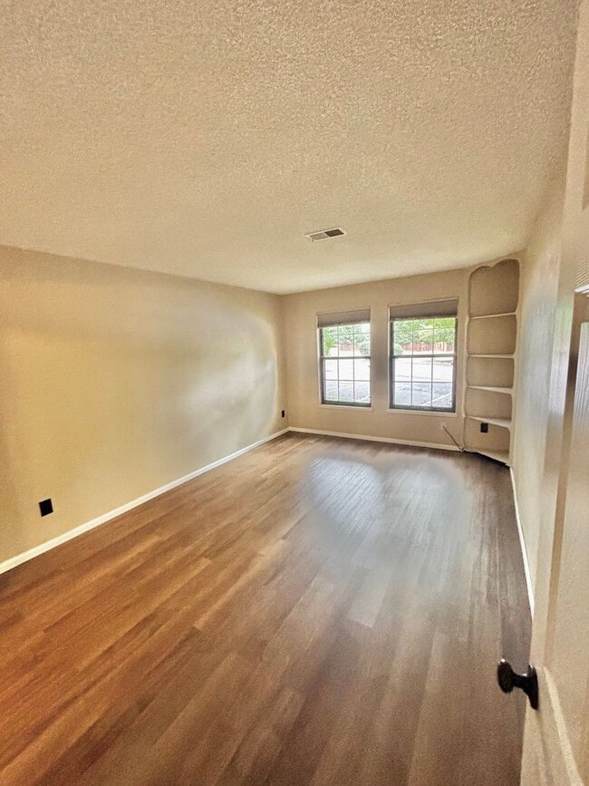 Building Photo - Beautifully Updated 2-Bed – Dual Masters w...