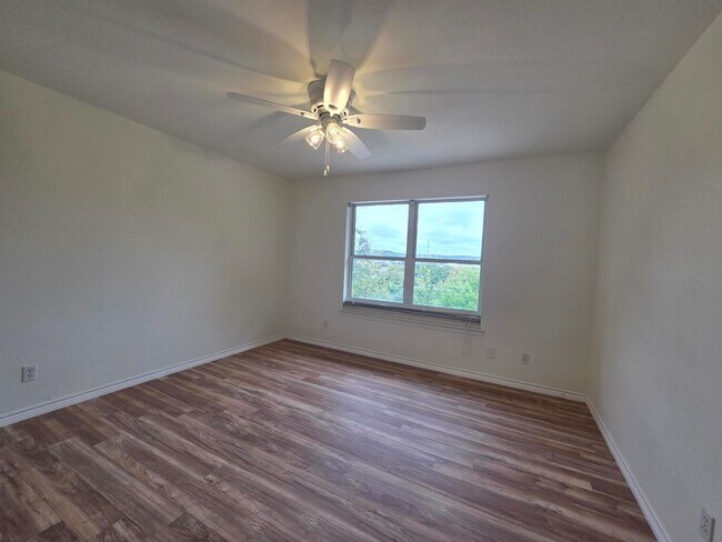 Building Photo - 1303 Malibu Dr