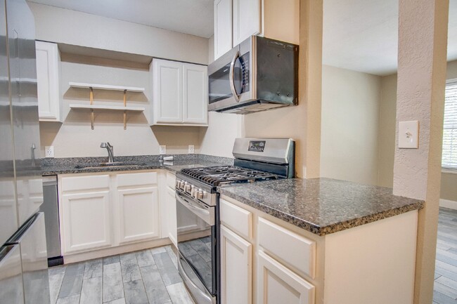 Building Photo - Beautifully Renovated 2BR in Navy Point - ...