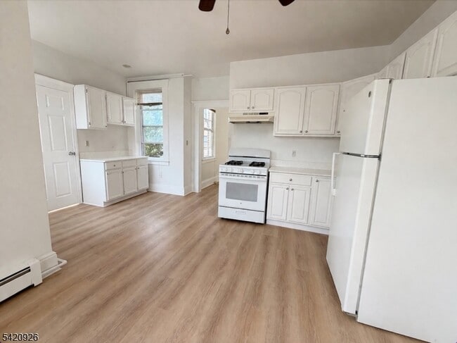 Building Photo - 536 Lake Ave