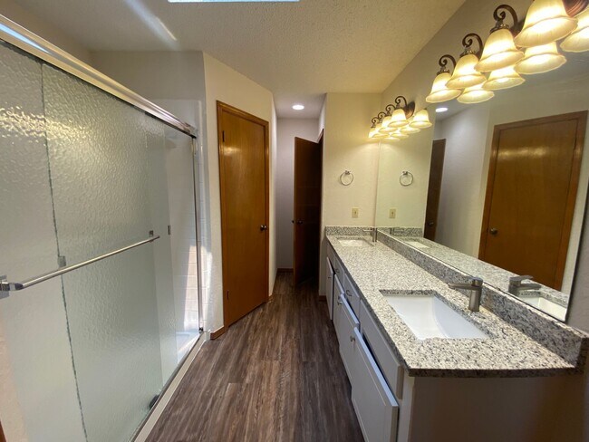 Building Photo - Edmond Schools - Newly Renovated 3 bedroom 2 bath