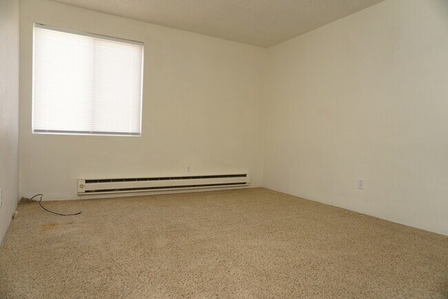 Building Photo - Spacious 2 Bedroom Condo