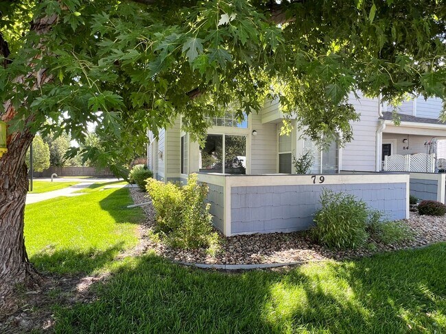 Building Photo - Charming 2 Bed/1.5 Townhome in Fabulous Longmont Location!