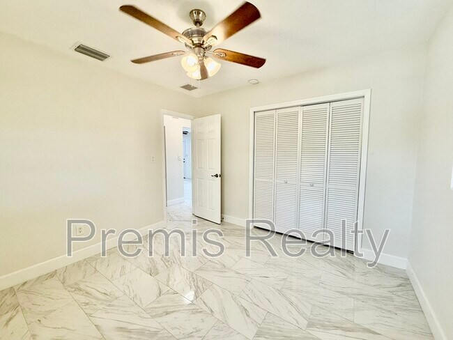 Building Photo - 2014 Pinehurst Dr