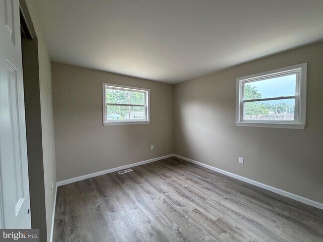 Building Photo - 1133 Louis Dr
