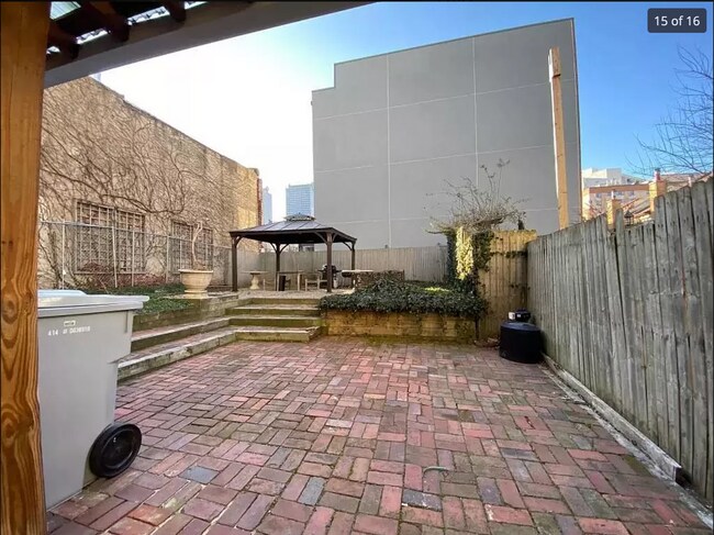 Building Photo - 2216 Summer St