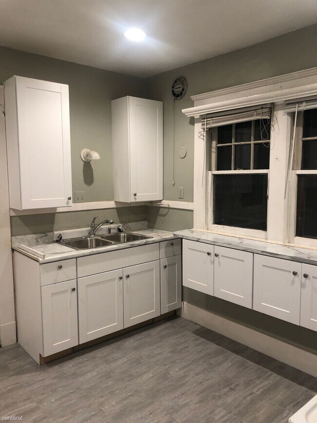 Building Photo - 4 br, 1 bath House - 806 Catherine St Only...
