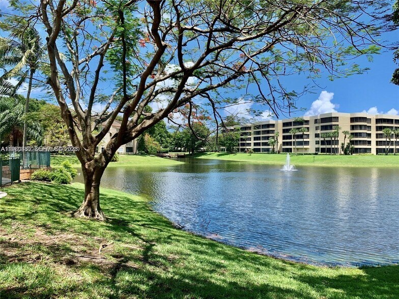 Building Photo - 1865 Palm Cove Blvd