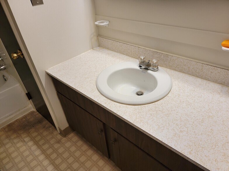 Building Photo - 680 Broad St