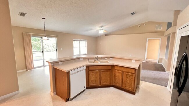 Building Photo - Huge!! 3 bedroom 2 bath in Deltona Lakes. ...