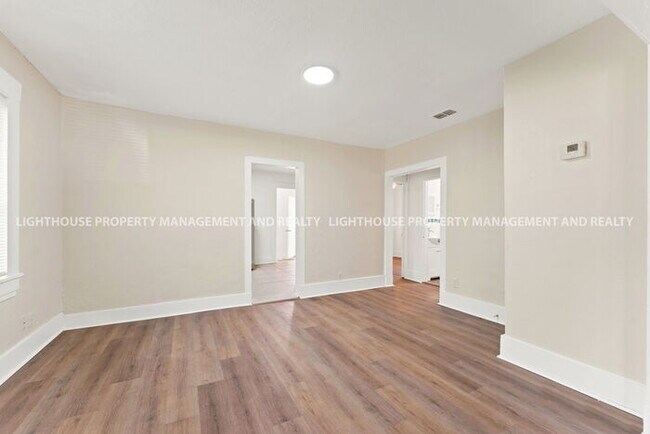 Building Photo - Charming 3x2 Bungalow