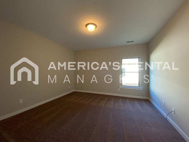 Building Photo - 215 White Oak Cir