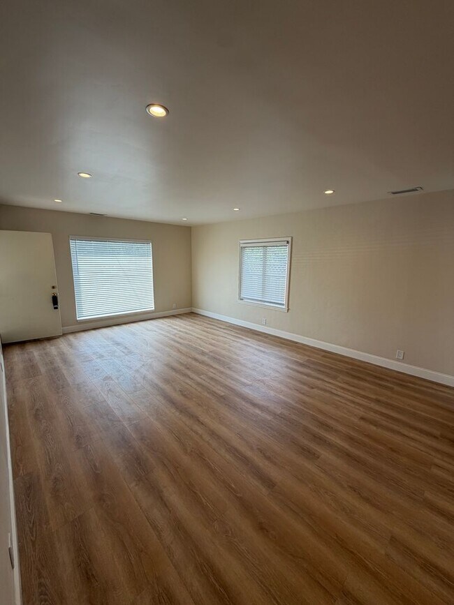 Building Photo - 506-510 N Claremont
