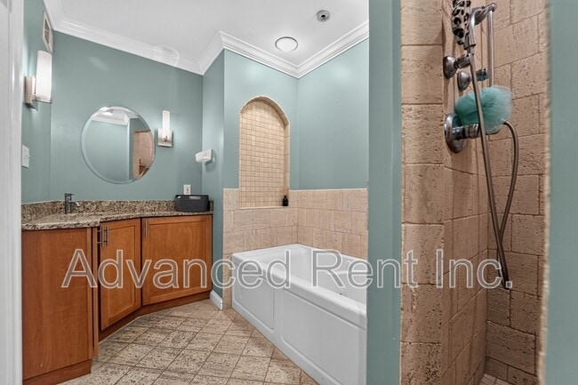 Building Photo - 528 S Curley St