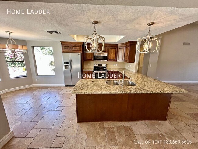 Building Photo - 10570 E San Salvador Dr