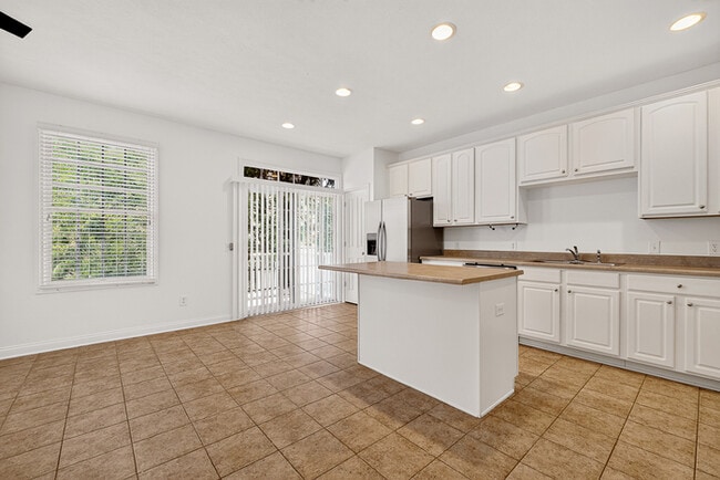 Building Photo - Beautiful 3 Bed Townhome In the Heart Of Village Of West Clay!