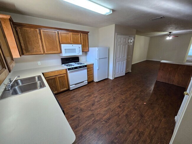 Building Photo - College Station - 3 Bedroom / 3 Bath duplex - Fenced in Yard.