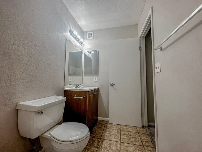 Building Photo - Updated 2 Bed/2 Bath Condo at Baseline Rd ...