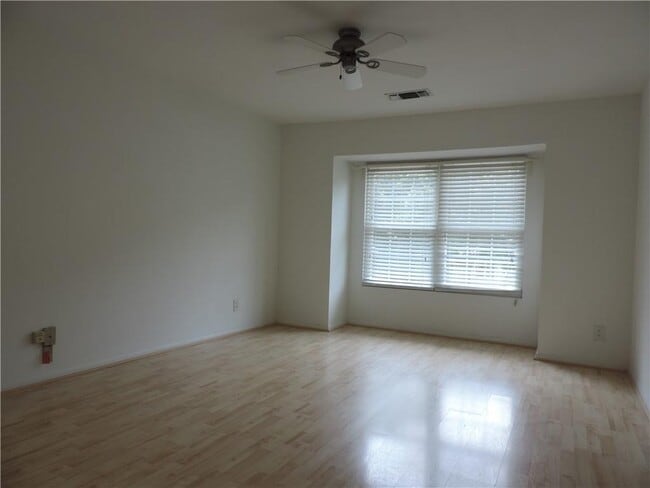 Building Photo - 68 Springhedge Ct St