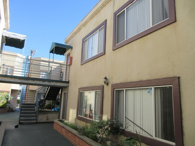 Building Photo - *Reduced* 2 bedroom Canoga Park condo with stackable washer and dryer provided!