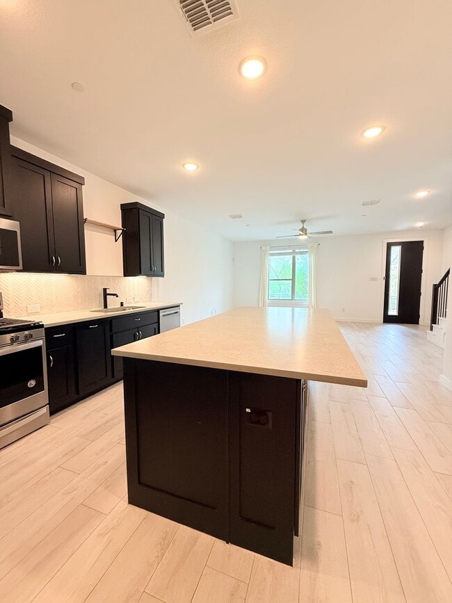 Building Photo - AVAILABLE NOW -Stunning 3-Bedroom Townhome Overlooking Greenbelt in Plano ISD 600 Collier Drive