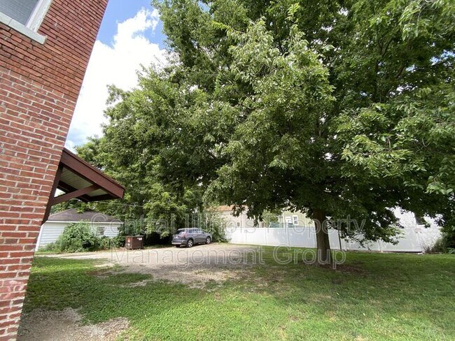 Building Photo - 611 W Jefferson St