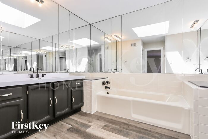 Building Photo - 16342 Peppermill Dr