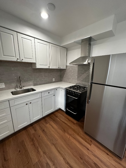 Building Photo - 323 N Chevy Chase Dr