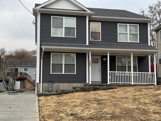 Building Photo - 755 Hart St