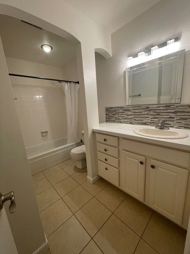 Building Photo - Quaint 1 Bedroom Condo in the Southwest pa...