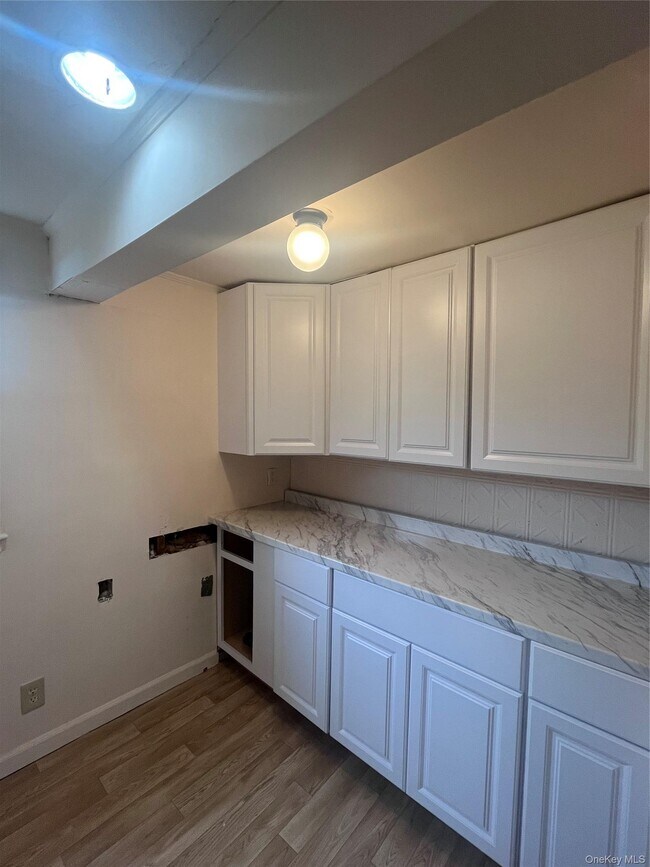 Building Photo - 348 E Beech St