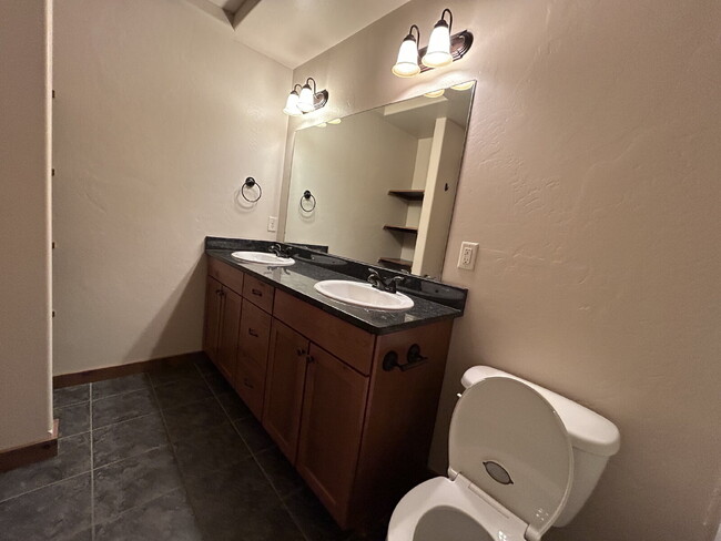Building Photo - Upgraded 2 Bed, 1.5 Bath Townhouse with St...